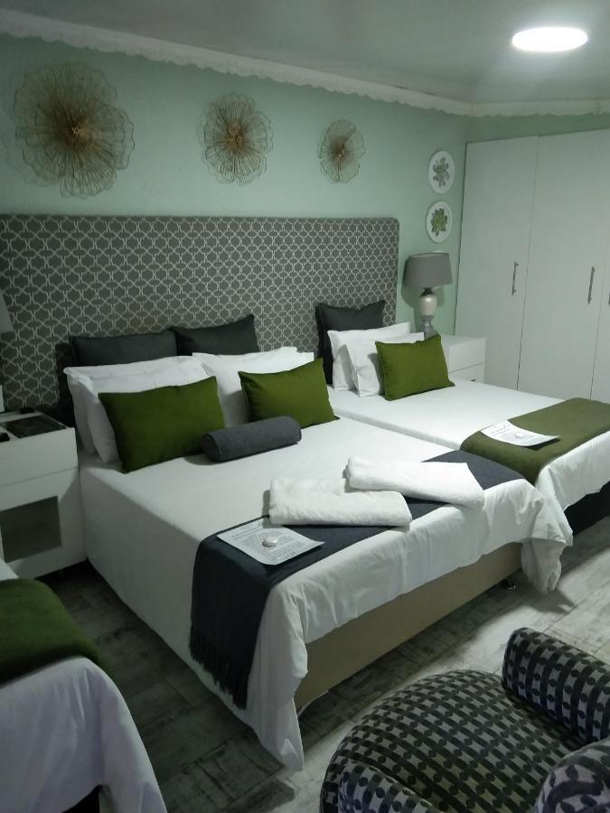 Mitchell'S Guesthouse ปาโรว์ ภายนอก รูปภาพ